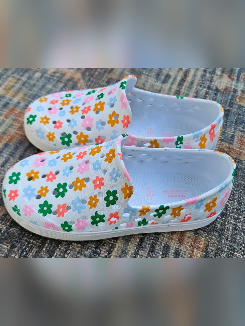 Size 10 Old Navy Kids Floral Slip-On Water Shoes Like New